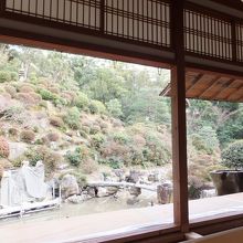 名勝庭園は修復中で池の水がない・・・