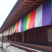 講堂では田渕俊夫画伯の墨絵の襖絵を鑑賞できる