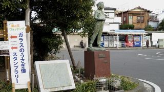 二宮駅南口にある少女像