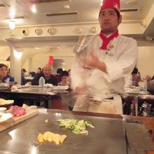 パフォーマンス　いや～上手ですね。でも料理不味いがな(*_*