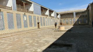 石の宮殿と言われているアルクに対抗