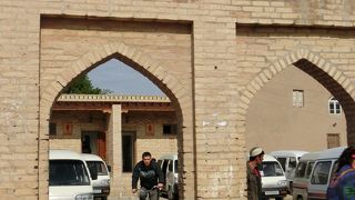 東門の少し北側にあり、市場が開かれている。