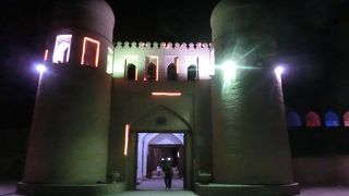 メインストリートに繋がる東西の門の１つです