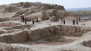 城跡の土台となった土、レンガが残っていた。