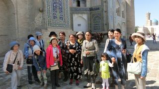 この付近から広い広場になっており多くのミナレットやモスクがあり賑やかでした