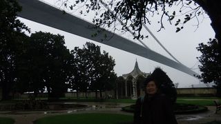 ボスポラス海峡にかかるかなり大きな白い橋