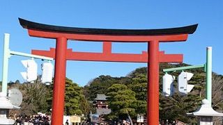 鶴岡八幡宮正面の鳥居