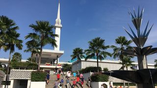 ターコイズブルーの14角星形の屋根