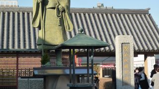 四天王寺は和宗なので浄土真宗の宗祖・親鸞の像もあります