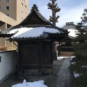 通り沿いにある寺