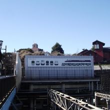 バルコニーから左手 (電車の看板) の眺め