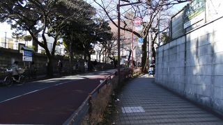 西日暮里と谷中の境界を走っている坂道です