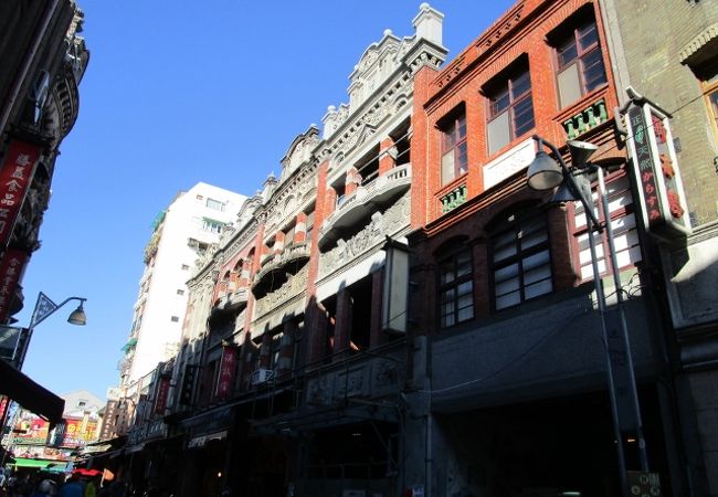 漢誠堂   赤煉瓦と破風が美しい店舗