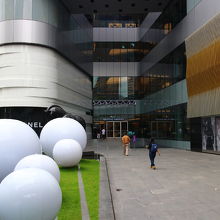 建物は新しいようでこのフードコートは地下にある