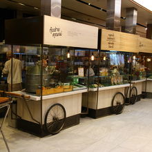 細長い場所にショップがたくさんならぶ