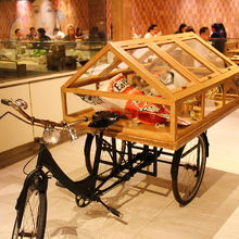 席はたくさんありナイフとフォークがセットされている