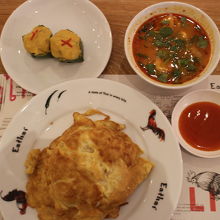 トムヤムクンや付け合わせに卵焼きがのったごはんのセット