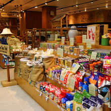 お土産なども売っている