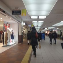 本当に普通の地下街にしかみえない