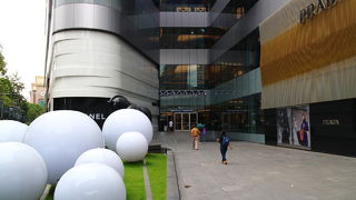 フードコートだがテーブルにはナイフとフォークがセットされていて高級感がある