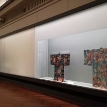 展示ケースの左半分はガラスがなく壁のようになっている