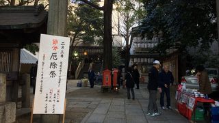 都会の中にある神社です