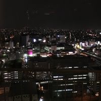 廊下の一番奥にある窓から見えた夜景です．
