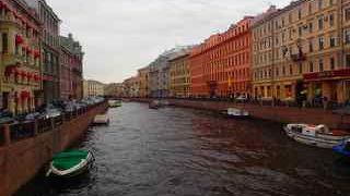 市街を流れる川