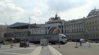 宮殿広場にあります