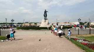 イサク聖堂の前