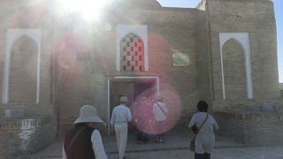 Bolo Hauz と Ismail Samani 廟の中間にある廟です