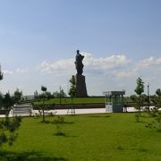 シャフリサブズ歴史地区の大きい公園にたっていました