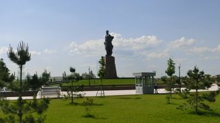 シャフリサブズ歴史地区の大きい公園にたっていました