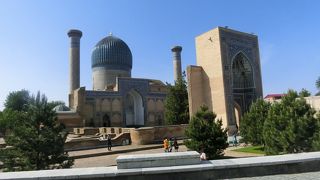 外は青、中は金色。