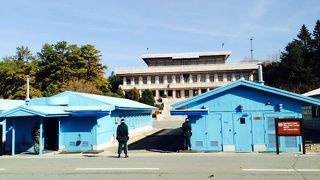 ピリピリした空気が漂う国境