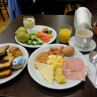 ブッフェスタイルの朝食は充実していた．