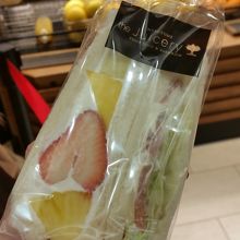 フルーツサンドとサーモンクリームチーズサンド