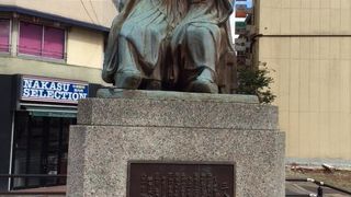 出会い橋にある舞妓さんの銅像