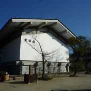 入場料は大人300円です　四天王寺の宝物を展示している