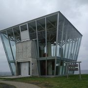 眼を引く建物だが（日の出岬展望台ラ・ルーナ）