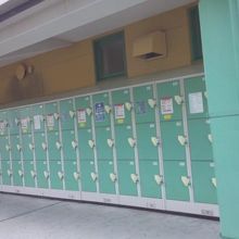 入口のロッカーは200円と300円がありました