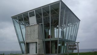 眼を引く建物だが（日の出岬展望台ラ・ルーナ）