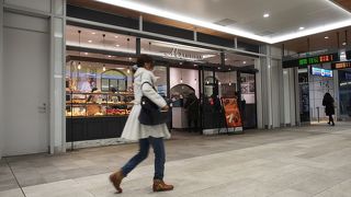 改札入ってすぐの駅ナカベーカリー
