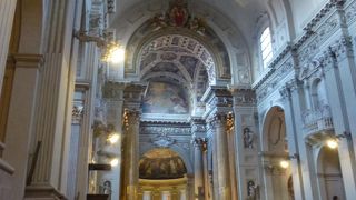 大通りに面した、バロック様式の教会