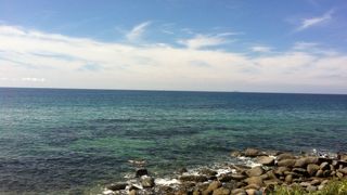 海が青く美しい場所です