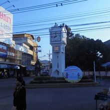 新時計塔の北にある旧時計塔。地味です・・・