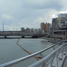 付近には雰囲気のいいレストランもあります。