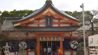 秋の紅葉シーズンになるともみじがきれいな八幡様です