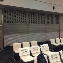 シャッターで閉まっていました