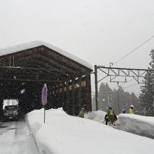 列車の本数は少ないですが、雪かきはしっかりやっていました。